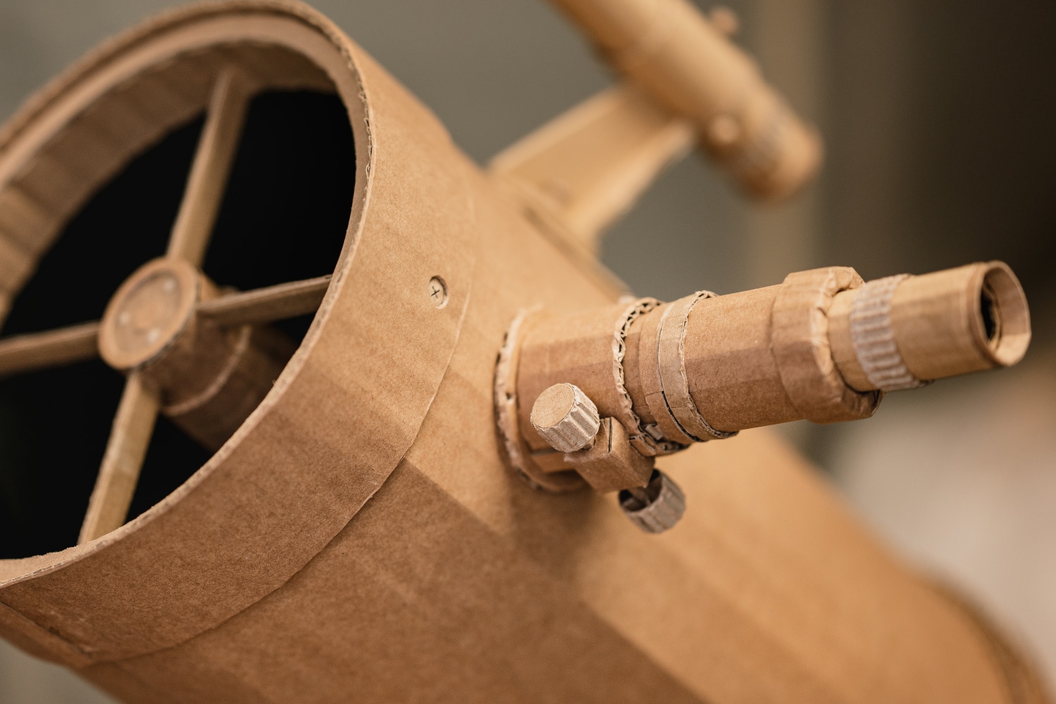 Atelier de confection d’un objet en carton